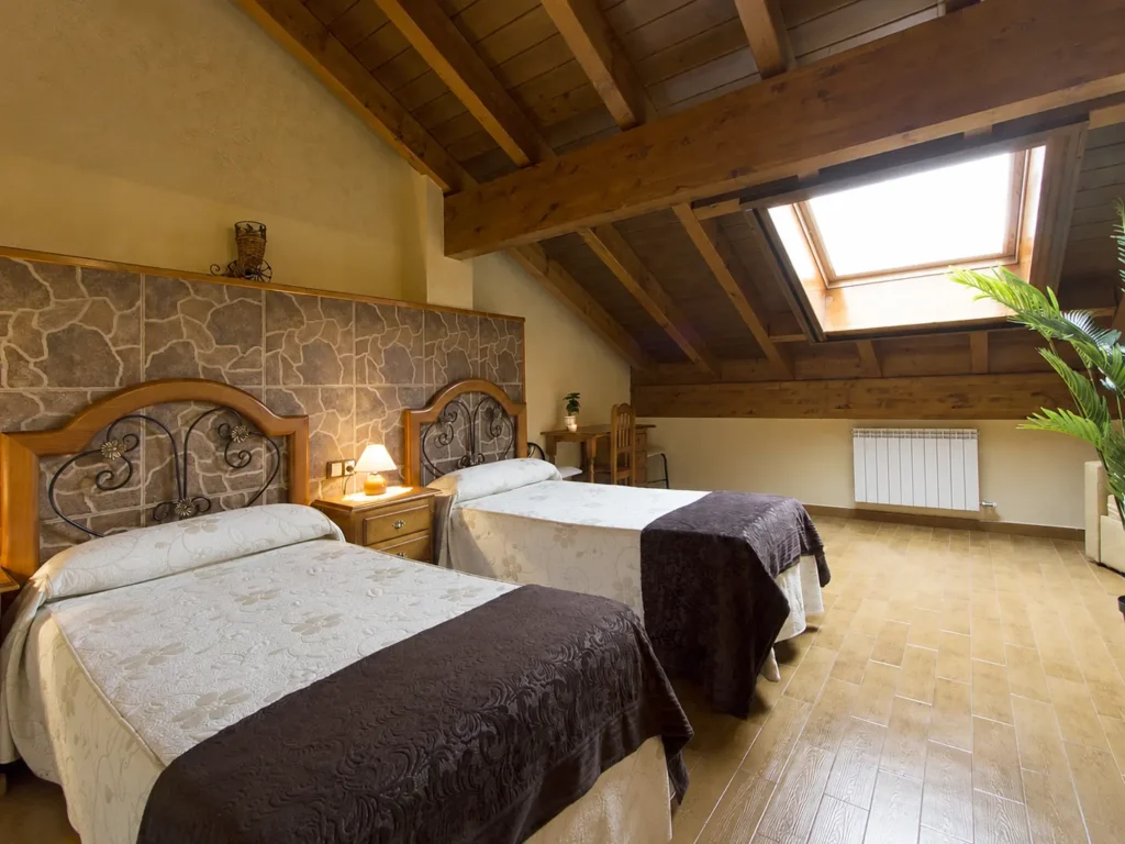 casa-rural-granon-habitacion-dorada-casa-cerro-mirabel